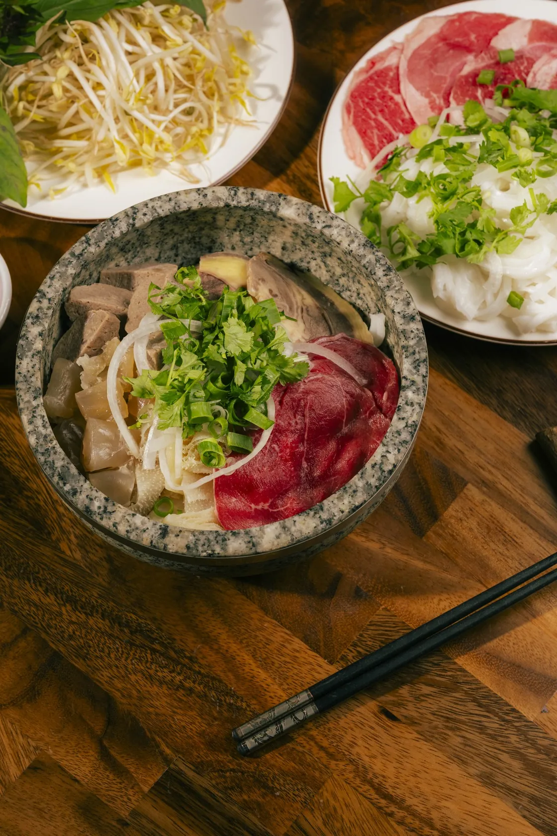 Phở Thố Đá stone bowl with tendon, tripe and red-coin rare beef near Carrington Street walk