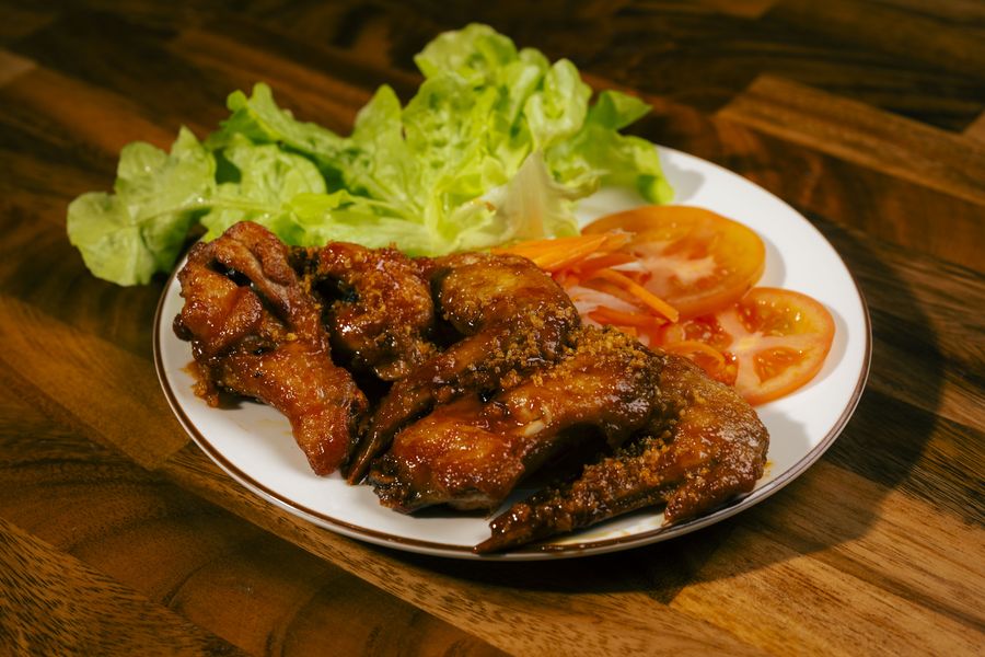 Cánh Gà Chiên Nước Mắm — sticky fish sauce chicken wings with lettuce and tomato